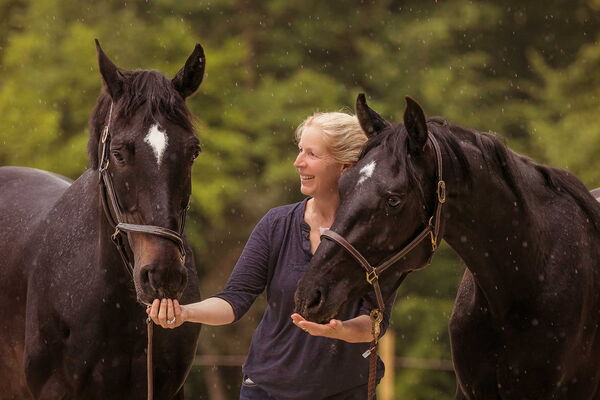 Gundula Lorenz mit ihren Pferden